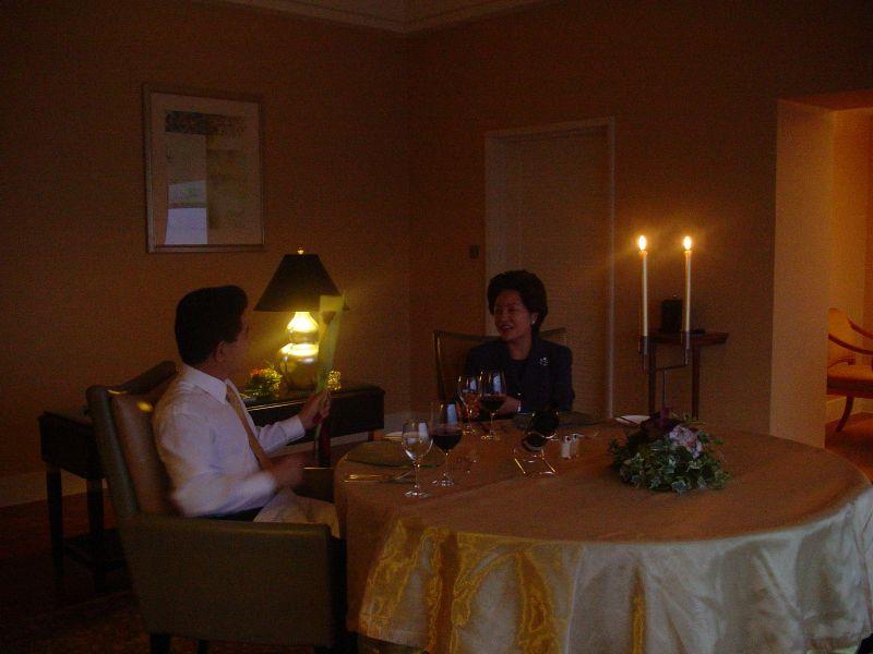 [싱가포르 국빈 방문중 권양숙 여사와 저녁식사를 하며 오붓한 한때를 보내는 노무현 대통령]