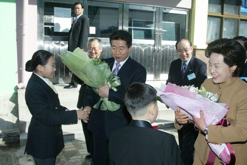[대방초등학교에서 어린이들에게 꽃다발을 받는 노무현 대통령 내외]