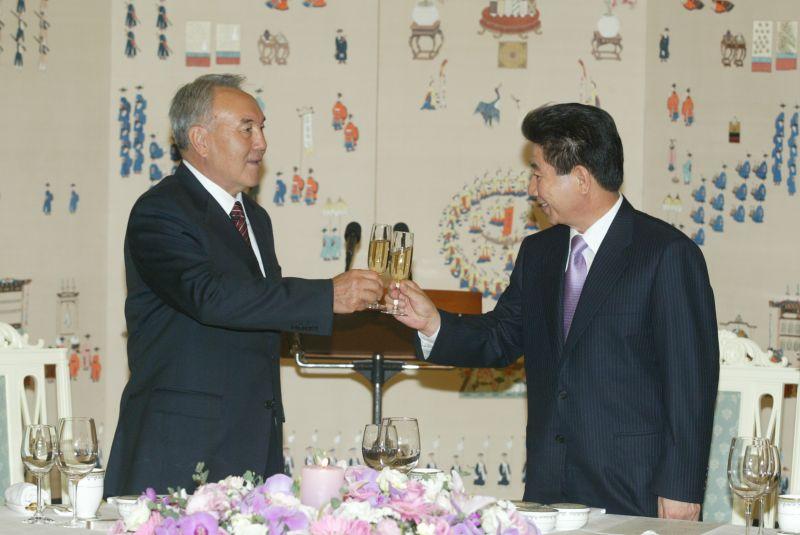 [카자흐스탄 대통령 공식만찬에서 나자르바예프 대통령과 건배하는 노무현 대통령]