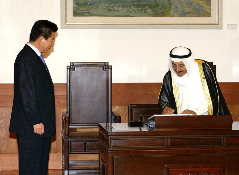 [청와대를 방문해 방명록에 서명하는 알-사바 쿠웨이트 총리와 임석한 노무현 대통령]