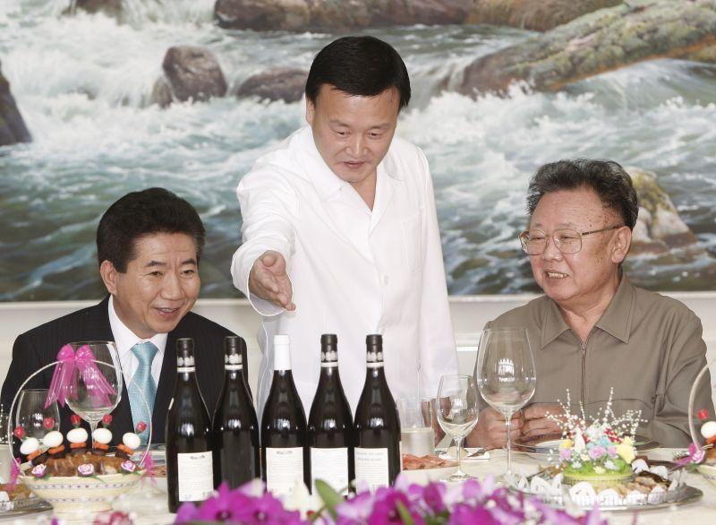 [환송오찬에서 준비된 와인에 대한 이야기 나누는 노무현 대통령과 김정일 국방위원장]