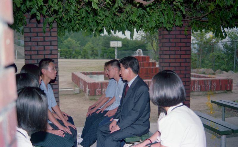 [경남 진해 웅동중학교 학생들과 이야기 나누는 노무현 민주당 상임고문]
