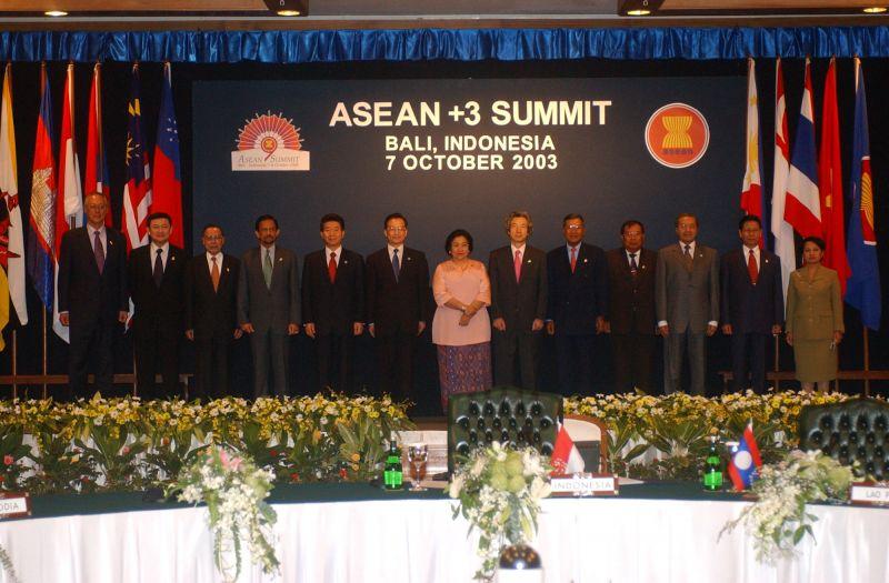 [ASEAN+3 정상회의에 앞서 각국 정상들과 기념촬영하는 노무현 대통령]