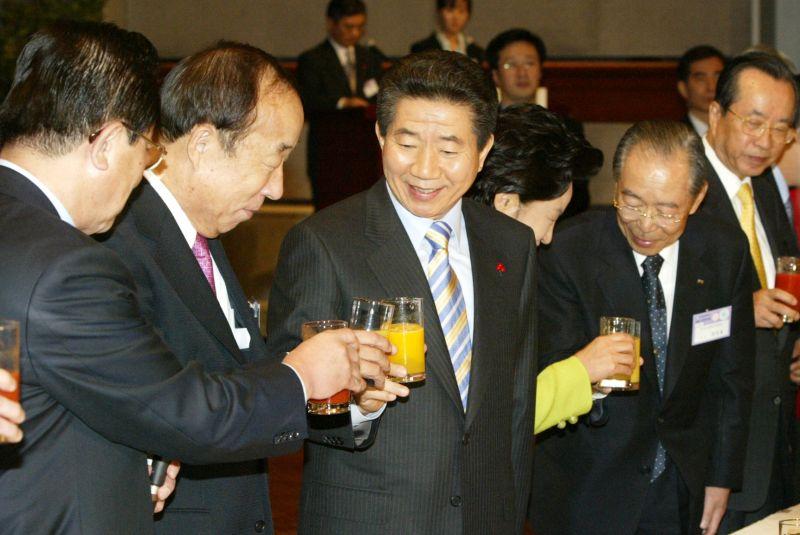 [2005년 경제계 신년인사회에서 참석자들과 건배하는 노무현 대통령]