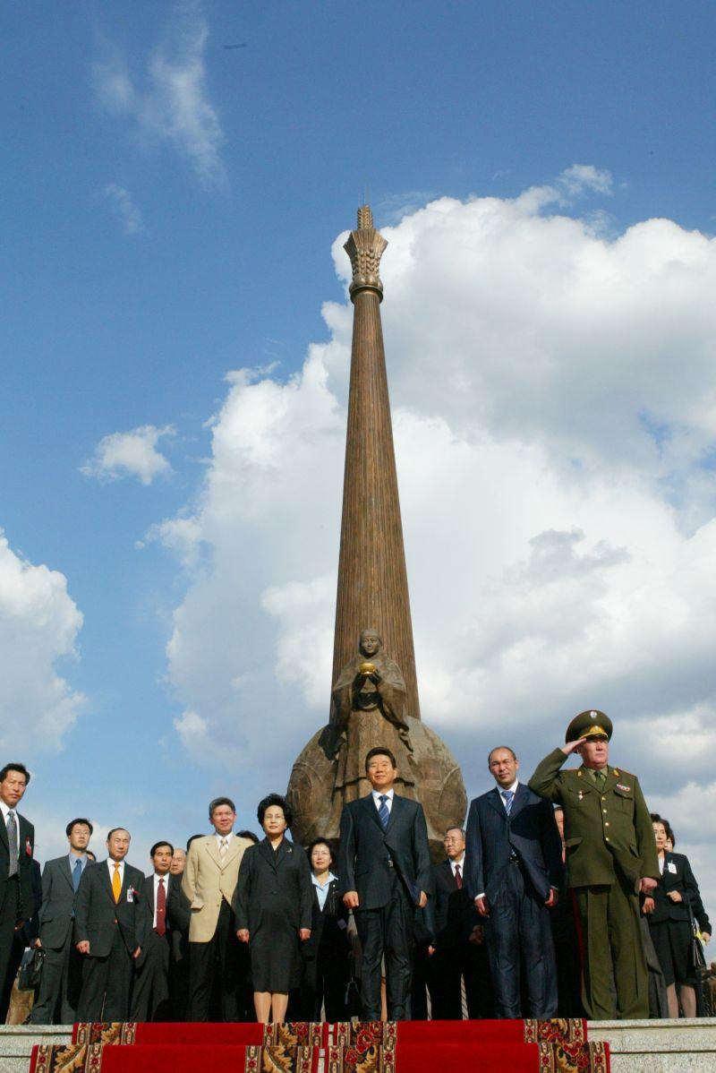 [카자흐스탄 순방 첫 행선지인 조국수호자 기념비에서 의장대의 사열을 받는 노무현 대통령 내외]