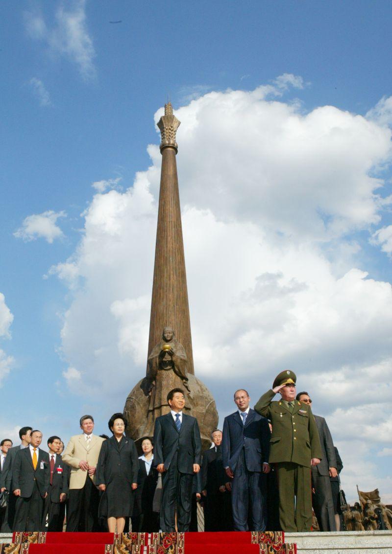 [카자흐스탄 순방 첫 행선지인 조국수호자 기념비에서 의장대의 사열을 받는 노무현 대통령 내외]