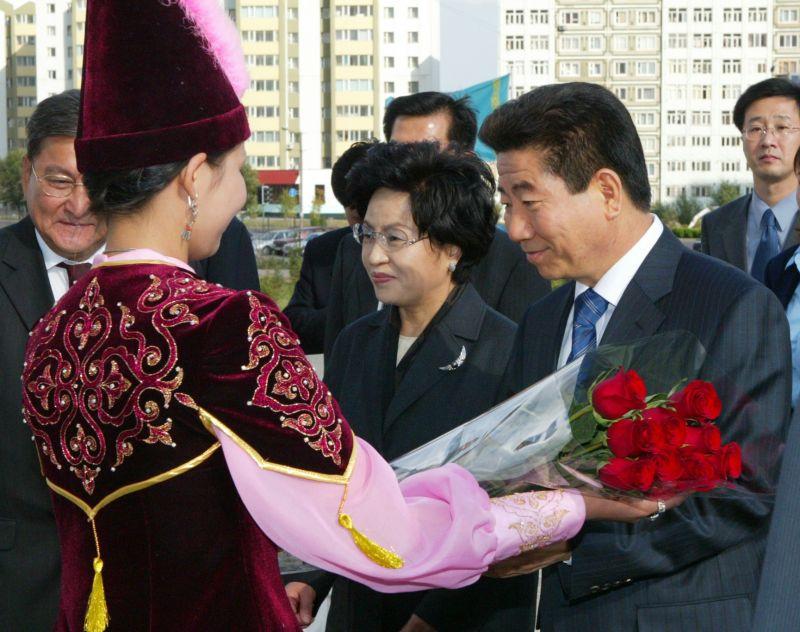 [카자흐스탄 순방중 문화센터를 방문해 환영의 꽃다발을 받는 노무현 대통령 내외]