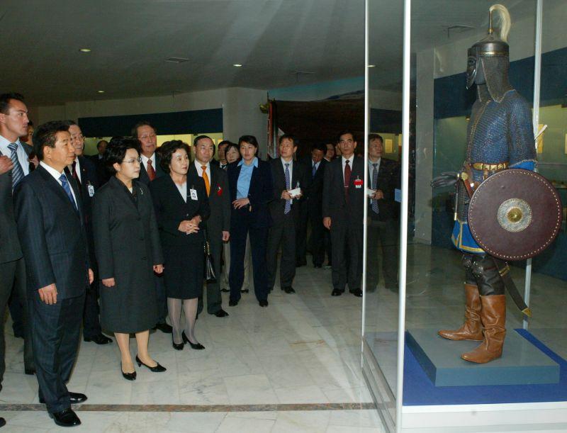 [카자흐스탄 순방중 문화센터를 방문해 전시된 전통갑옷을 둘러보는 노무현 대통령 내외]