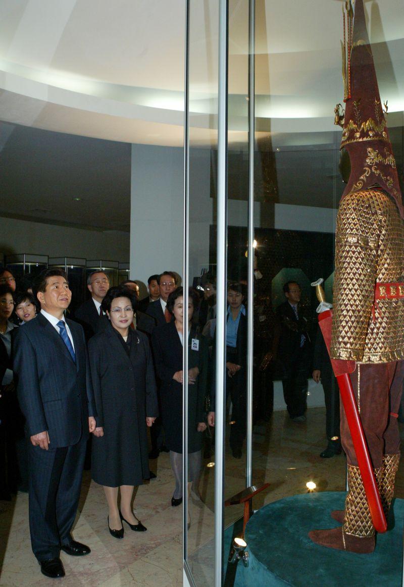 [카자흐스탄 순방중 문화센터를 방문해 전시된 전통갑옷을 둘러보는 노무현 대통령 내외]