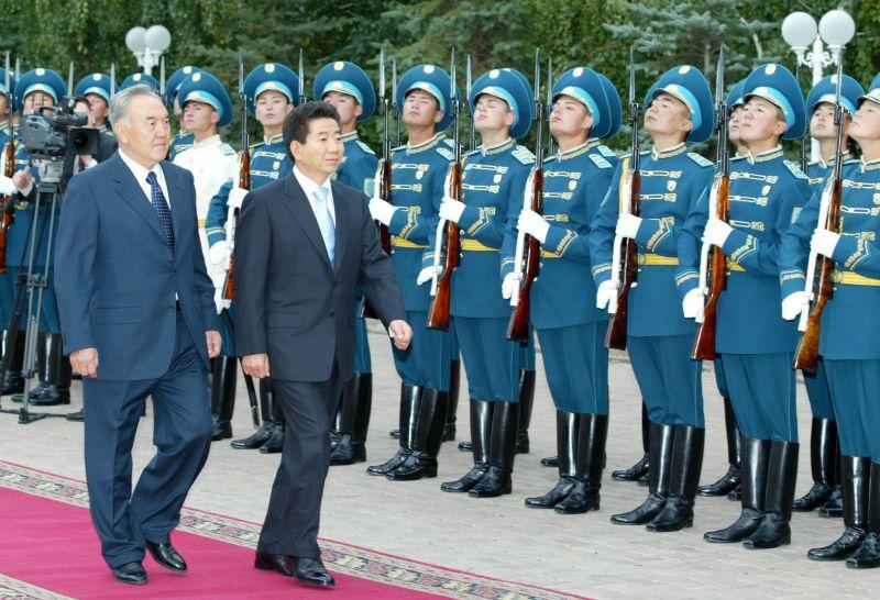 [카자흐스탄 공식환영식에서 카자흐스탄 대통령과 의장대를 사열하는 노무현 대통령]