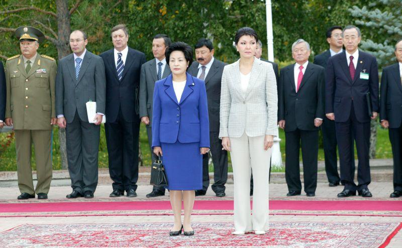 [카자흐스탄 공식환영식에서 양국 국가가 연주되는 동안 나란히 서있는 나자르바예바 여사와 권양숙 여사]