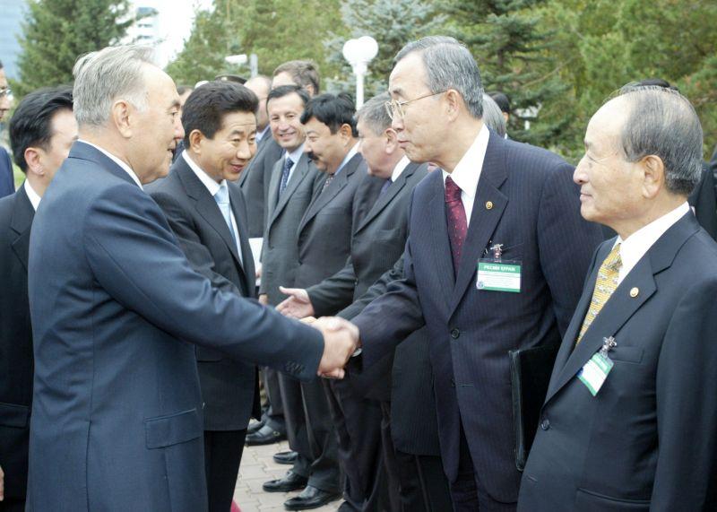 [카자흐스탄 공식환영식에서 반기문 외교통상부장관과 악수하는 카자흐스탄 대통령]