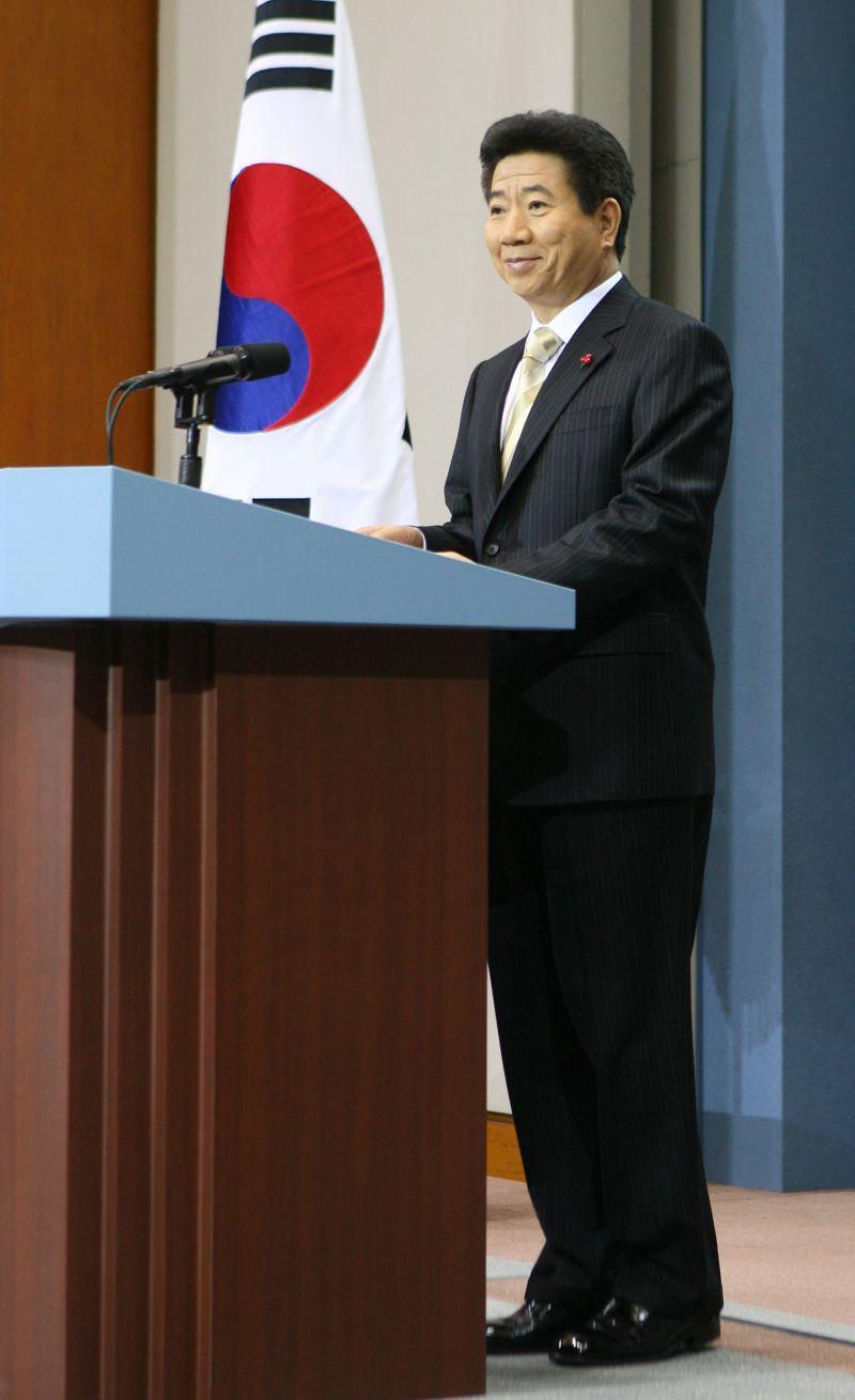 [2006년 신년 내외신 기자회견에서 인사하는 노무현 대통령]