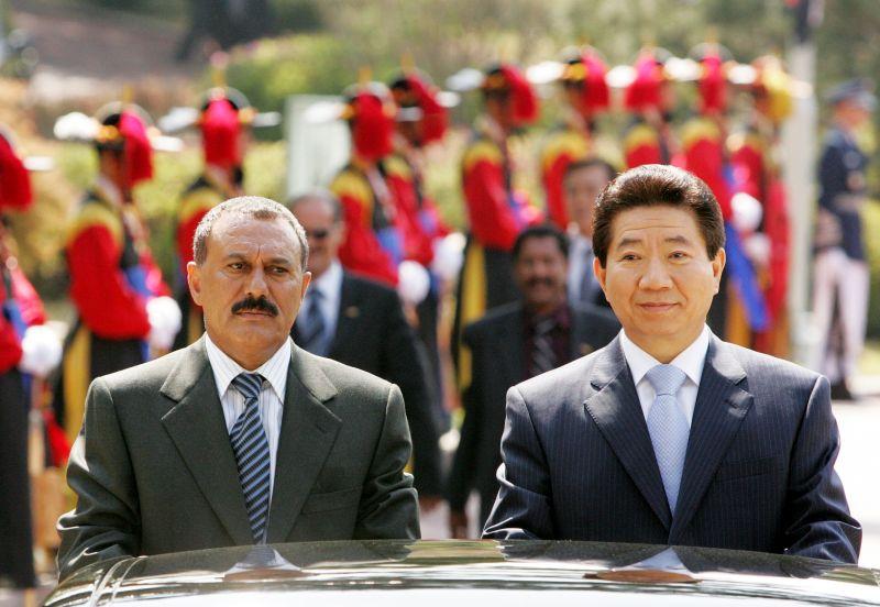 [공식환영식에서 무개차를 타고 이동하는 살레 예멘 대통령과 노무현 대통령]