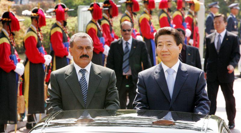 [공식환영식에서 무개차를 타고 이동하는 살레 예멘 대통령과 노무현 대통령]
