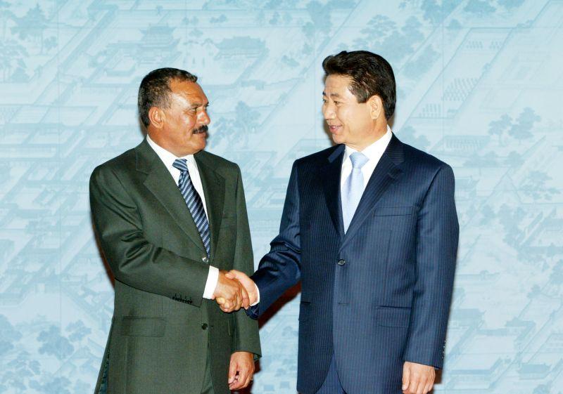 [청와대에서 알리 압둘라 살레 예멘 대통령과 악수하는 노무현 대통령]