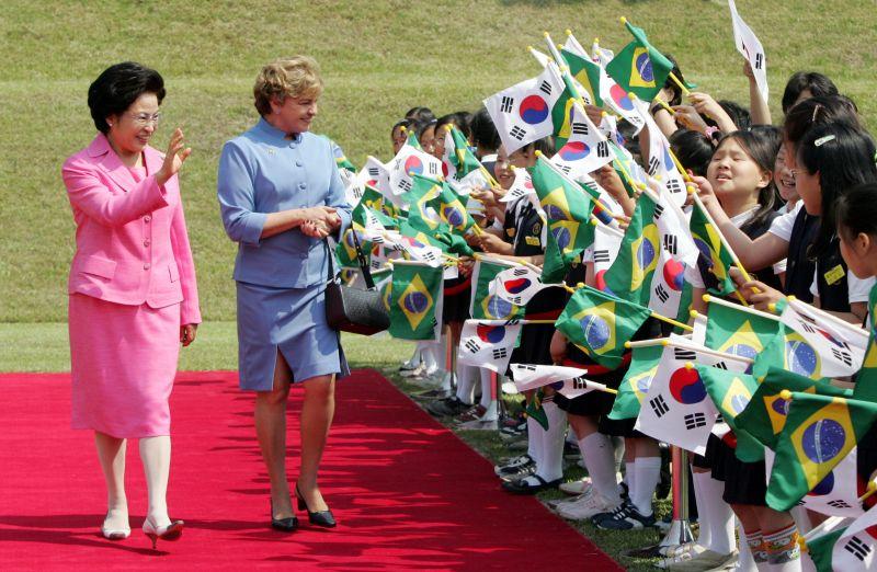 [공식환영식에서 어린이들의 환영을 받는 브라질 룰라 대통령 부인 레티시아 여사와 권양숙 여사]