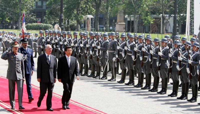[칠레 공식환영식에서 리카르도 라고스 칠레 대통령과 의장대를 사열하는 노무현 대통령]