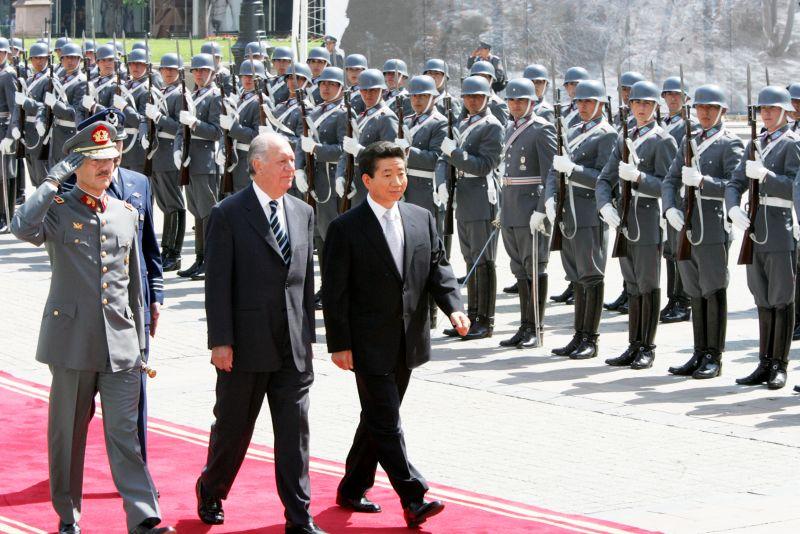 [칠레 공식환영식에서 리카르도 라고스 칠레 대통령과 의장대를 사열하는 노무현 대통령]