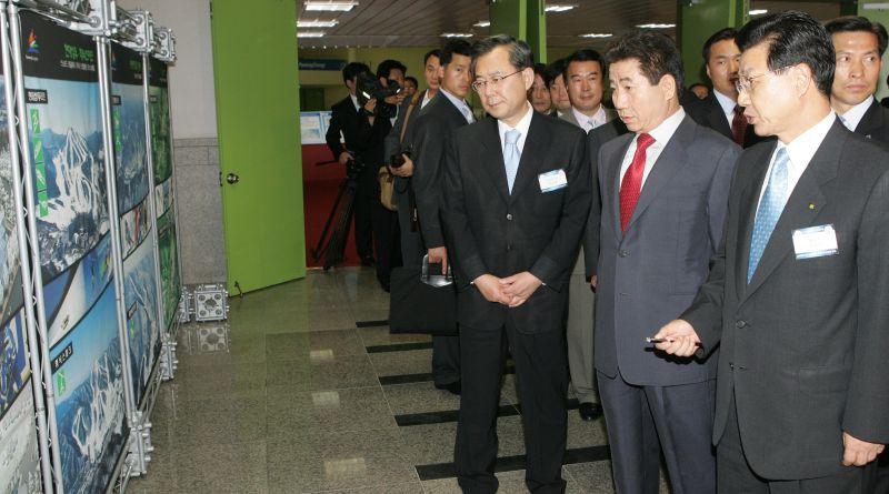 [문화강국(C-KOREA) 2010 육성전략보고회에서 동계올림픽 유치계획 보고를 받는 노무현 대통령]