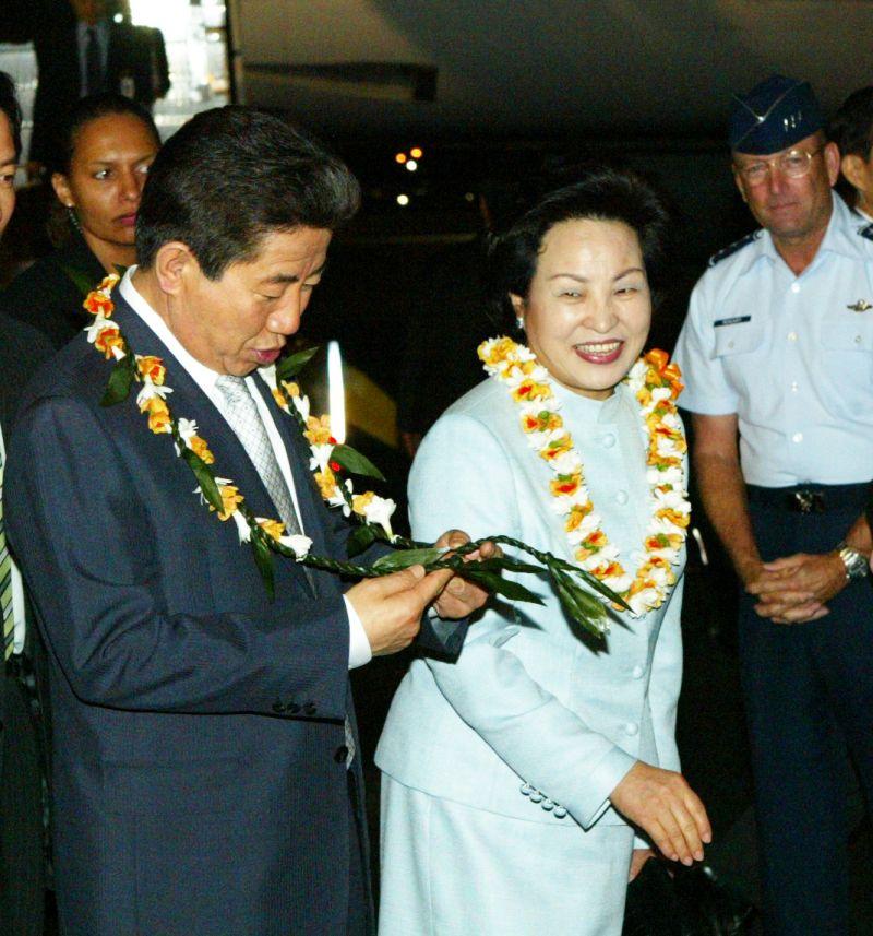 [하와이 호놀룰루 히캄 공군기지에서 받은 꽃 목걸이를 살펴보는 노무현 대통령]