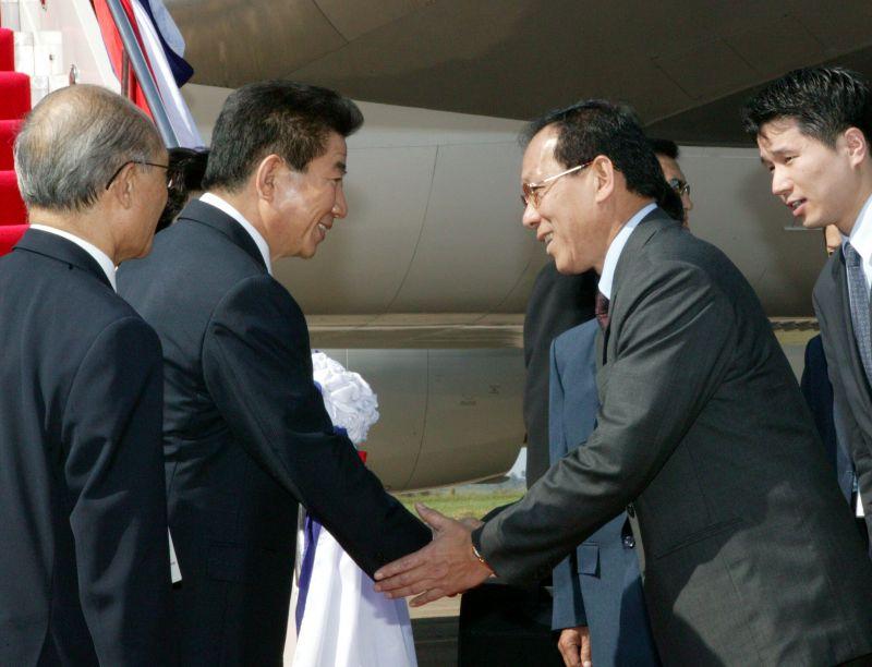 [ASEAN+3 정상회의 참석차 라오스에 도착해 환영인사와 악수하는 노무현 대통령]