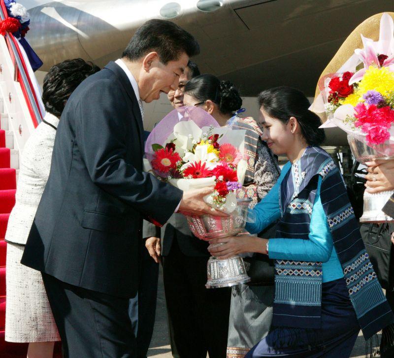 [ASEAN+3 정상회의 참석차 라오스에 도착해 꽃다발을 받는 노무현 대통령]