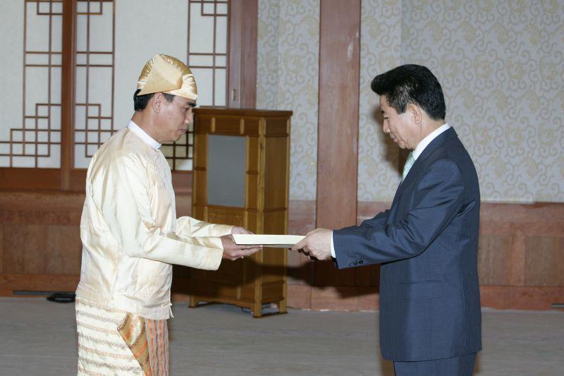 [우묘르윈 주한 미얀마 대사로부터 신임장을 받고 기념촬영하는 노무현 대통령]