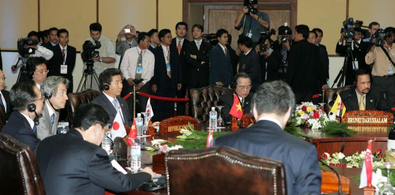 [ASEAN+3 정상회의에서 분냥 라오스 총리의 인사말을 경청하는 노무현 대통령]