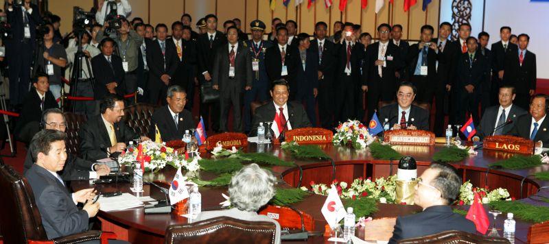[ASEAN+3 정상회의에서 각국 정상들과 이야기 나누는 노무현 대통령]