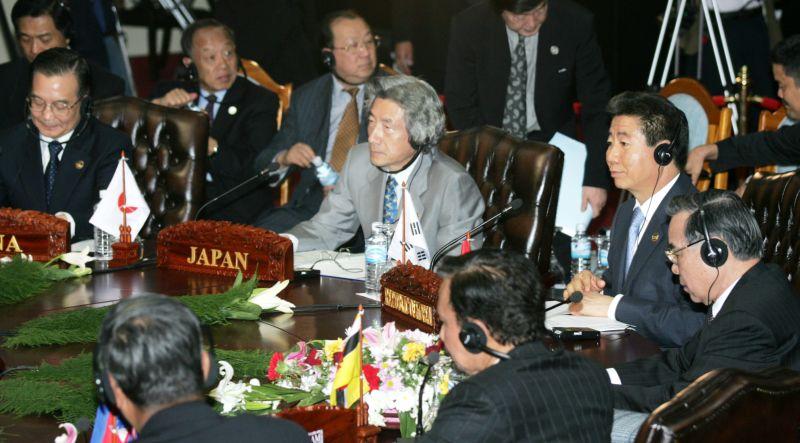 [ASEAN+3 정상회의에서 각국 정상들의 의견을 경청하는 노무현 대통령]
