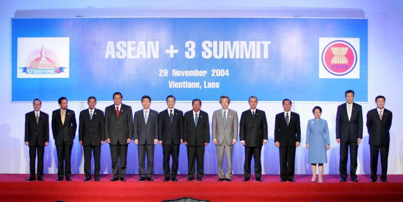 [ASEAN+3 정상회의에 앞서 각국 정상들과 기념촬영하는 노무현 대통령]