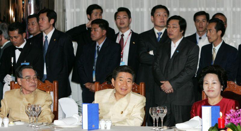 [ASEAN+3 정상회의 참석중 분양 라오스 총리 주최 만찬에 참석한 노무현 대통령]