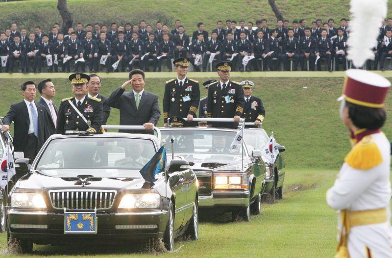 [제57주년 국군의 날 기념식에서 3군기수단을 사열하는 노무현 대통령]