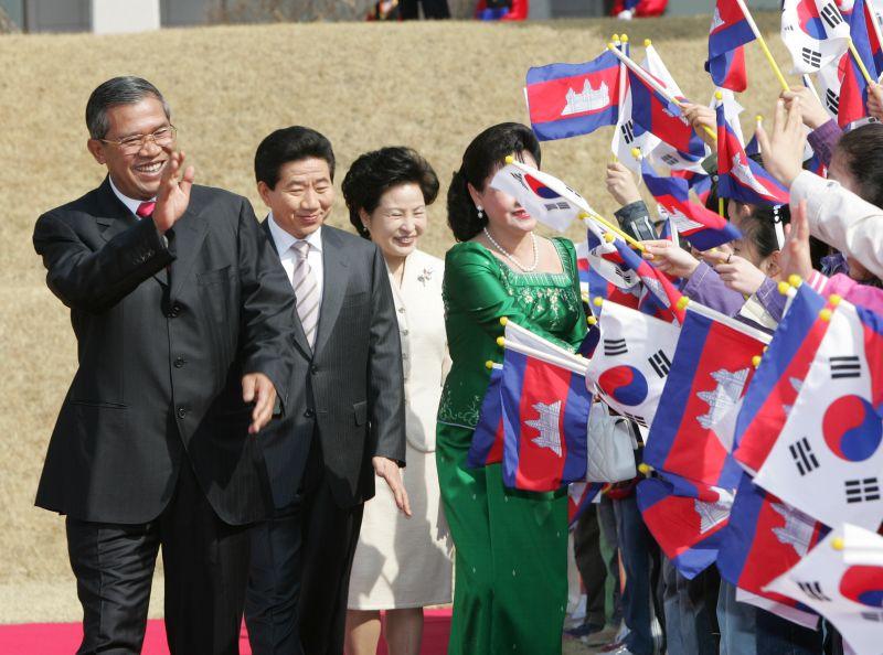 [캄보디아 총리 공식환영식에서 양국 국기를 흔드는 어린이들의 환영을 받는 양국정상]