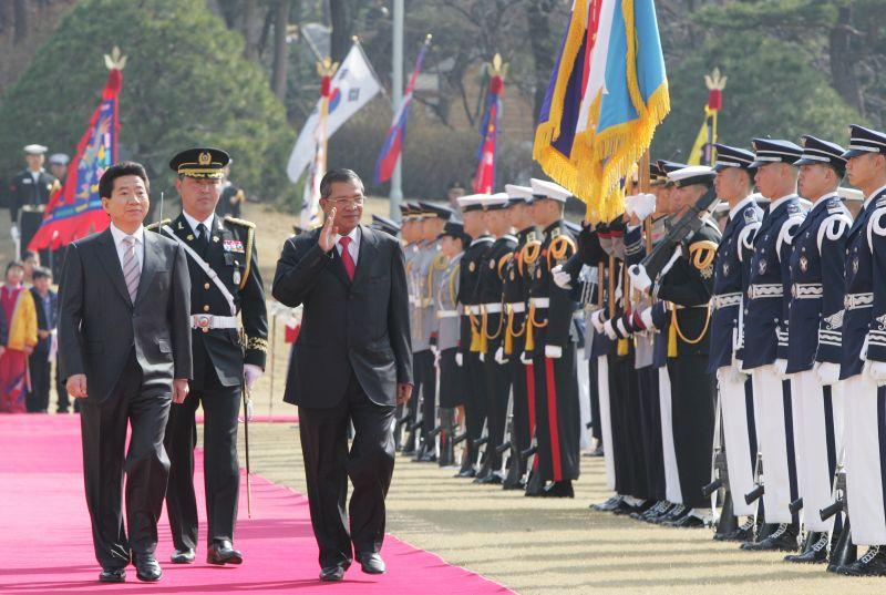 [캄보디아 총리 공식환영식에서 의장대를 사열하는 훈센 총리와 노무현 대통령]