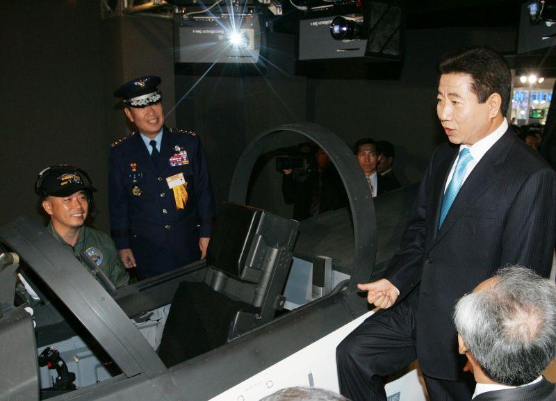 [한국항공우주 및 방위산업 전시회 개막식에서 전시된 T-50 시뮬레이터에 탑승하는 노무현 대통령]