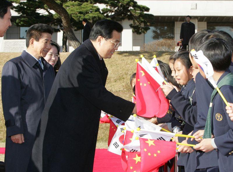 [공식환영식에서 양국 국기를 흔드는 어린이들과 인사하는 후진타오 중국 국가주석과 노무현 대통령]
