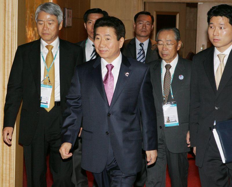 [APEC 최고경영자회의에 참석하기 위해 행사장으로 향하는 노무현 대통령
