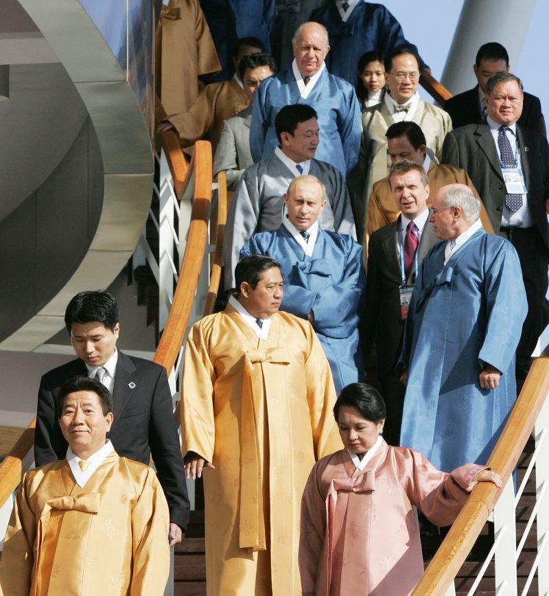 [두루마기를 입고 공식 사진촬영을 위해 APEC 정상들과 이동하는 노무현 대통령]