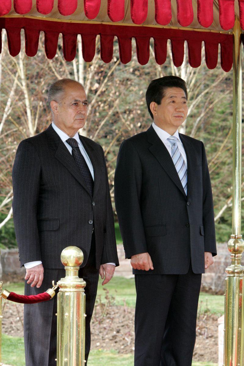 [터키 공식환영식에서 나란히 서있는 세제르 대통령과 노무현 대통령]
