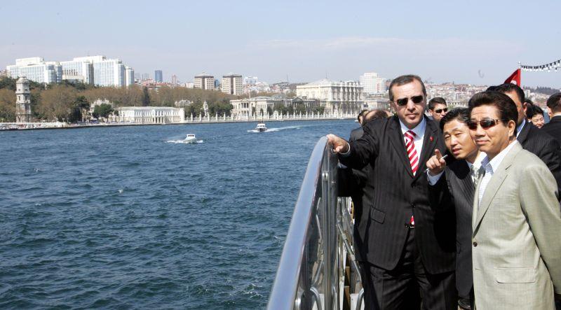 [터키 공식 방문 중 에르도안 총리의 안내로 선상에서 보스포루스 해협을 바라보는 노무현 대통령]