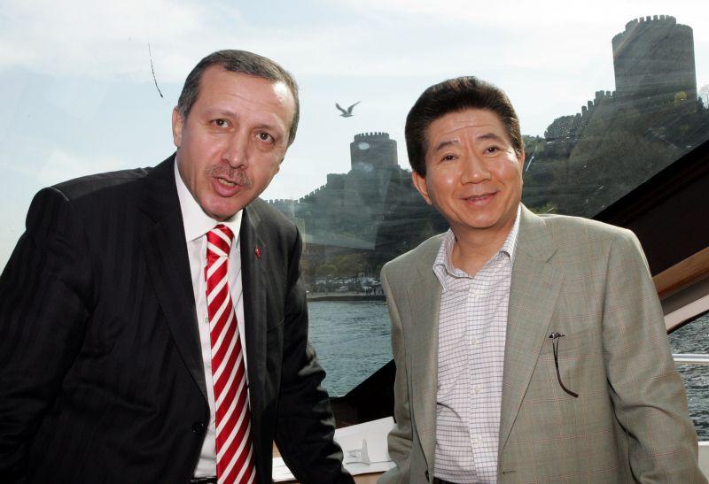 [터키 공식 방문 중 선상에서 에르도안 총리와 기념사진을 찍는 노무현 대통령]