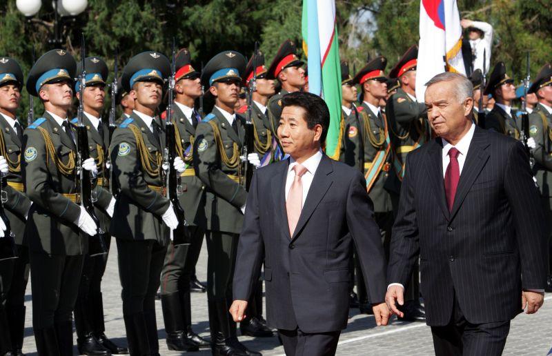 [우즈베키스탄 공식환영식에서 의장대를 사열하는 카리모프 대통령과 노무현 대통령]