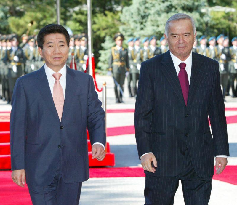 [우즈베키스탄 공식환영식에서 의장대를 사열하는 카리모프 대통령과 노무현 대통령]
