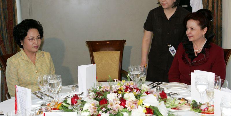 [우즈베키스탄 여성사회담당 부총리 주최 오찬에서 참석자들과 환담을 나누는 권양숙 여사]
