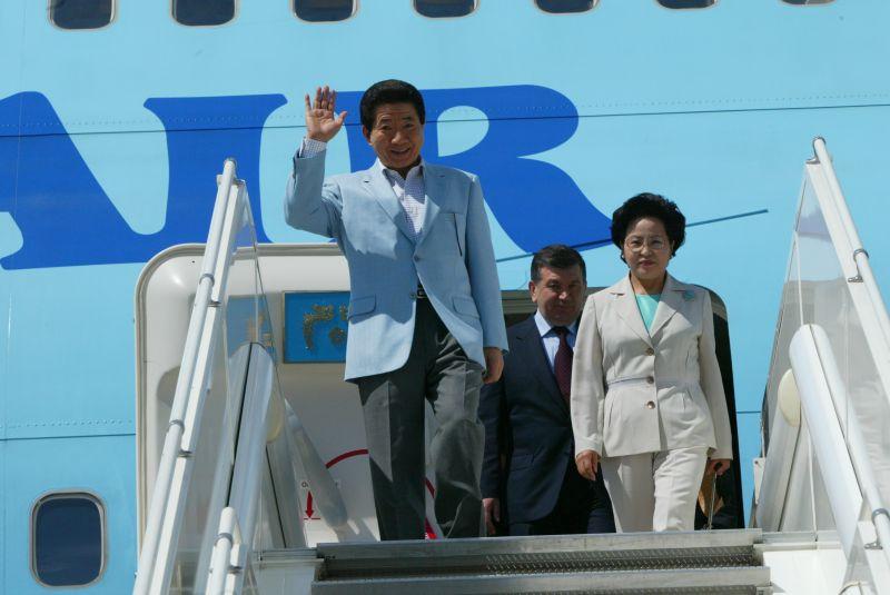 [우즈베키스탄 사마르칸트 공항에 도착해 환영객들을 향해 손을 들어 인사하는 노무현 대통령]