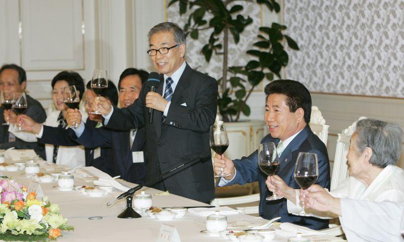 [제19주년 6월 민주항쟁 기념 초청만찬에서 김상근 목사의 건배제의에 참석자들과 함께 건배하는 노무현 대통령]