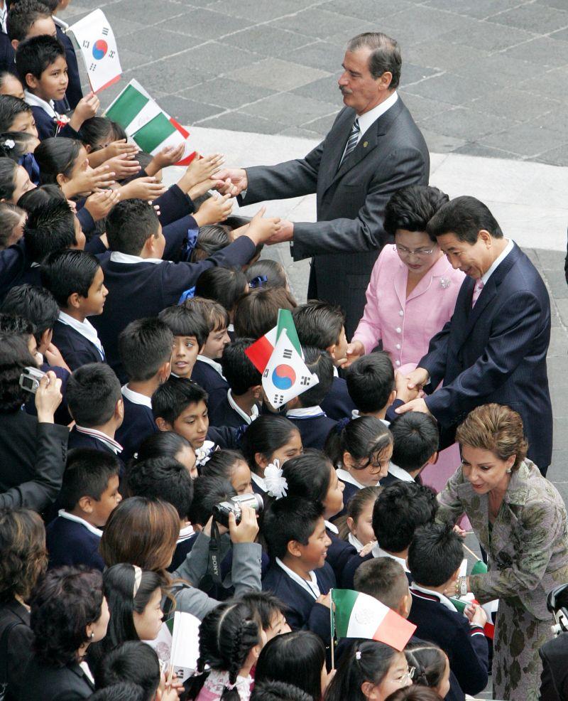[멕시코 공식환영식에서 어린이들과 인사하는 노무현 대통령 내외]