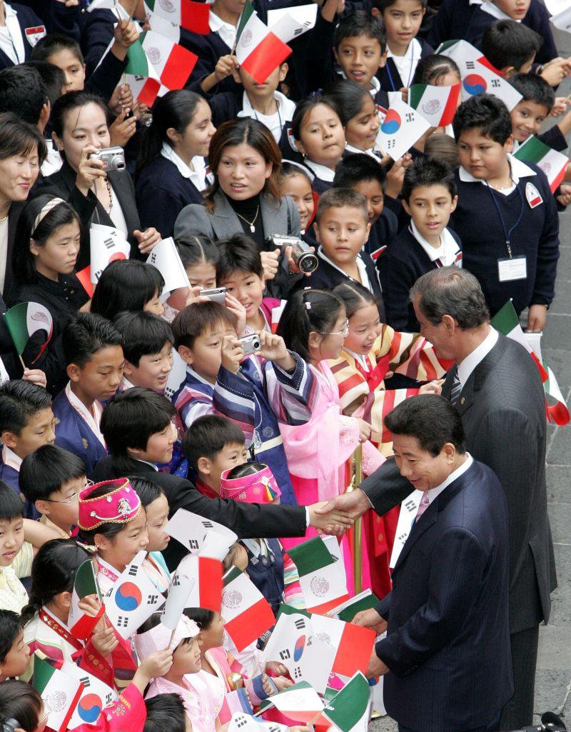 [멕시코 공식환영식에서 어린이들과 인사하는 노무현 대통령 내외]
